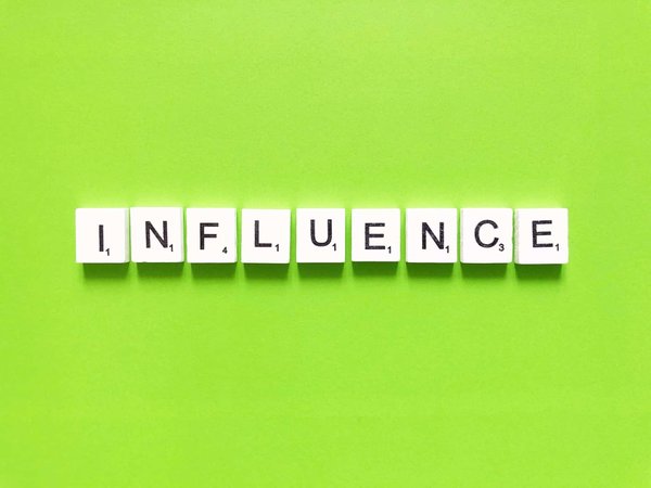 Les bénéfices du marketing de recommandation pour générer du bouche-à-oreille positif